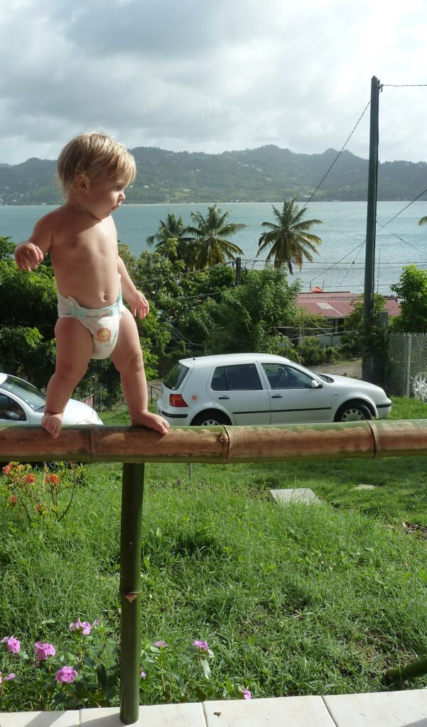 Mahé marche sur un bambou